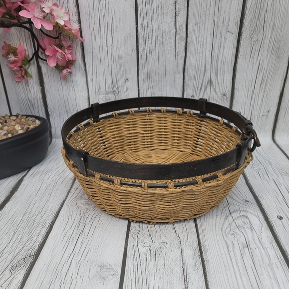 Vintage Round Wicker Basket With Bronze Metal Belt Buckle And Metal Base Trim - Picture 5 of 10